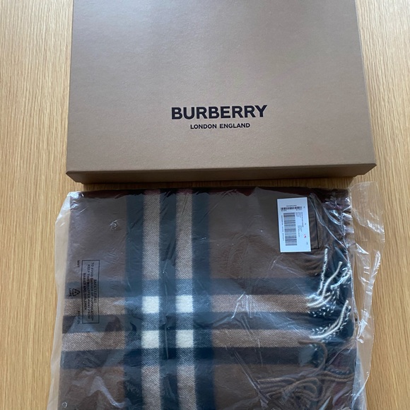 NEW Large Burberry Cashmere Scarf (O/S) - Picture 2 of 5